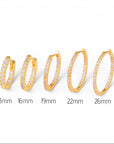 Aretes hoop Queens Candy dorados con zirconias en diferentes tamaños de 13mm a 26mm sobre fondo blanco