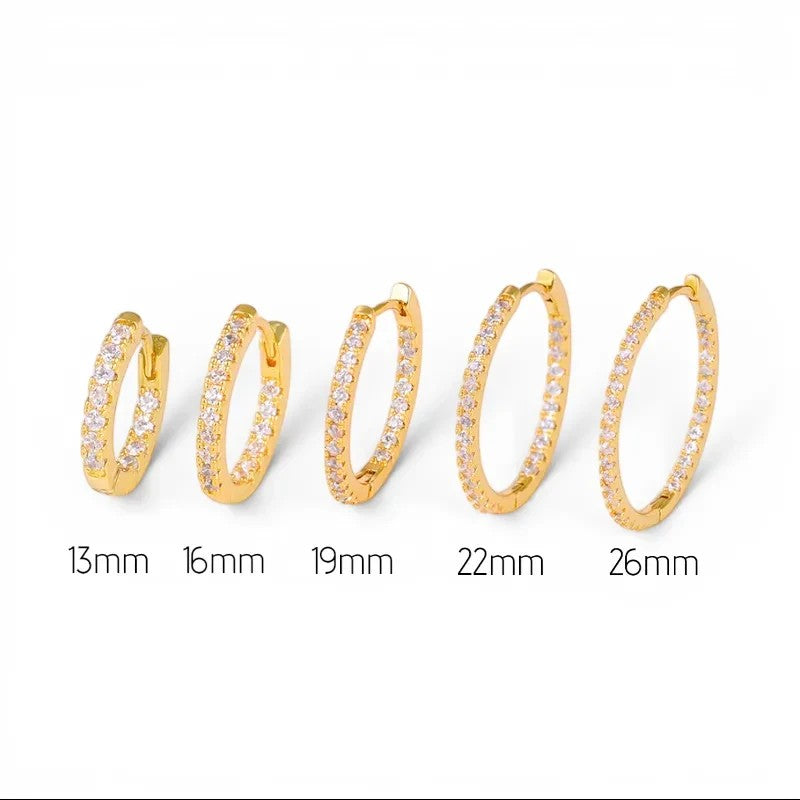 Aretes hoop Queens Candy con zirconias en baño plateado, disponibles en varios tamaños de 13mm a 26mm