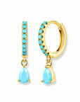Aretes huggies Queens Candy de plata 925 con baño de oro, piedras turquesas y dije colgante en forma de gota