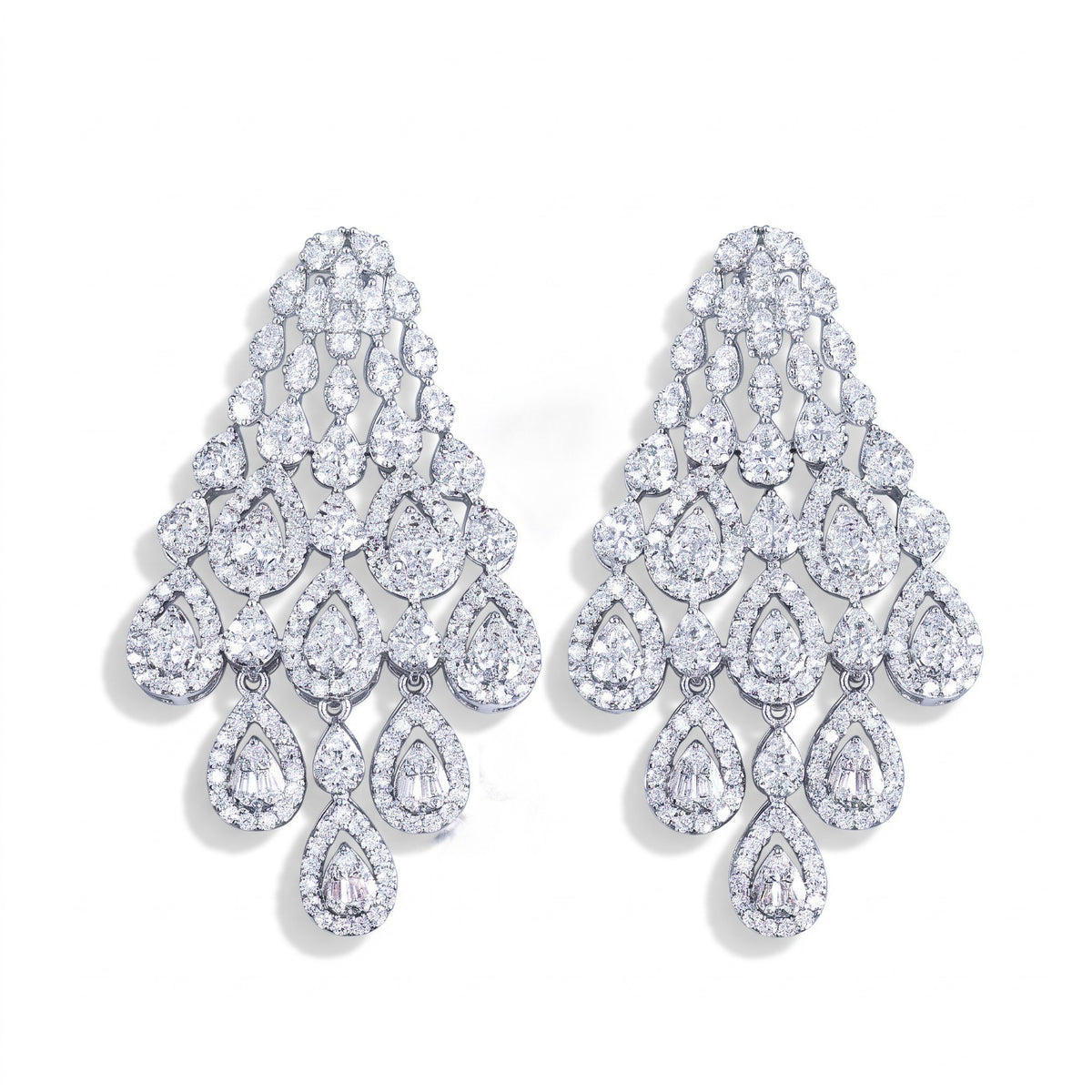 Aretes largos Queens Candy en forma de lágrima con baño de rodio y brillantes zirconias cúbicas para eventos elegantes.