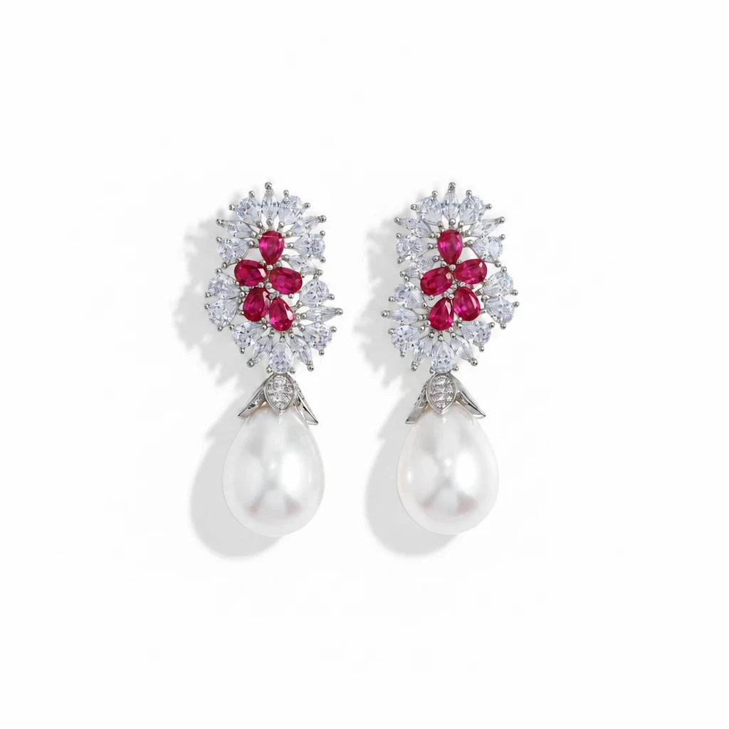 Aretes colgantes Queens Candy con perla sintética, zirconia cúbica roja y cristales transparentes en latón rodinado.