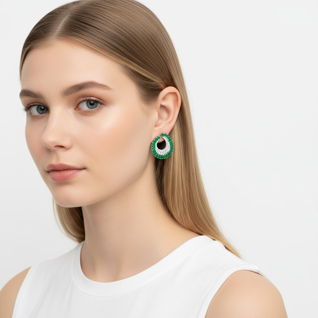 Modelo luciendo aretes Queens Candy Matcha Frost con zirconias cúbicas verdes y blancas en diseño geométrico vintage.