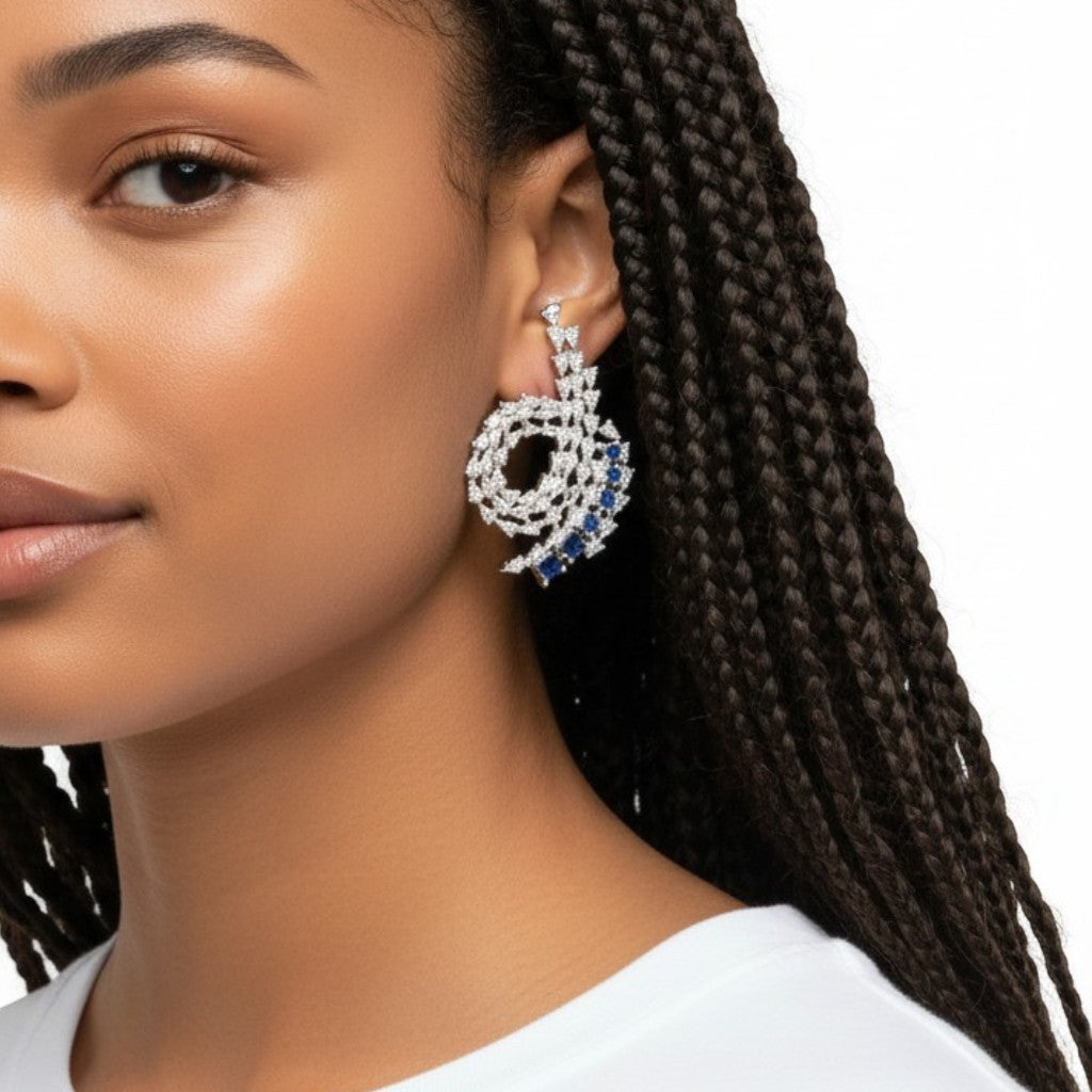 Aretes Queens Candy de cobre con baño de rodio, zirconias azules tipo zafiro y perlas simuladas en modelo