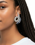 Aretes Queens Candy de cobre con baño de rodio, zirconias azules tipo zafiro y perlas simuladas en modelo