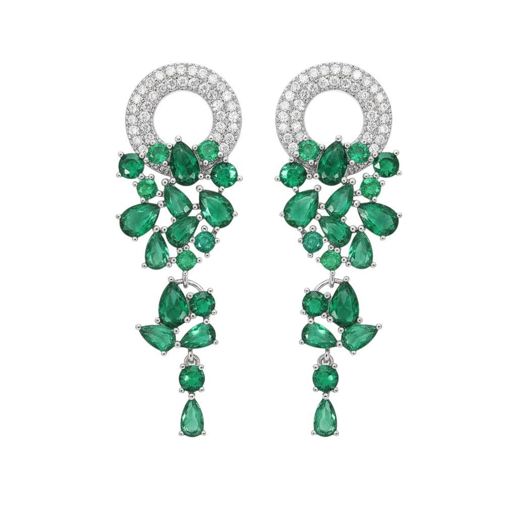 Aretes Queens Candy Sugar Cascade largos con zirconias verdes en forma de hoja y baño plateado sobre fondo blanco