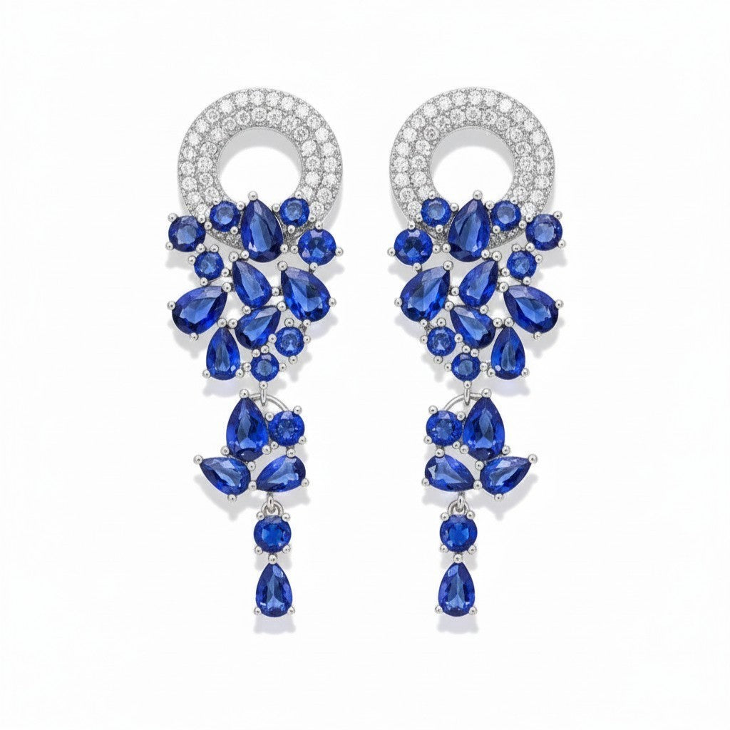 Aretes Queens Candy Sugar Cascade con zirconias azules en forma de gota y baño plateado sobre cobre