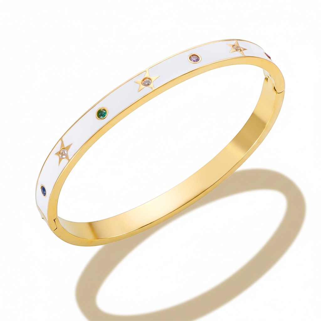 Brazalete Queens Candy Honey Star de acero dorado con esmalte blanco, estrellas y zirconias multicolor.