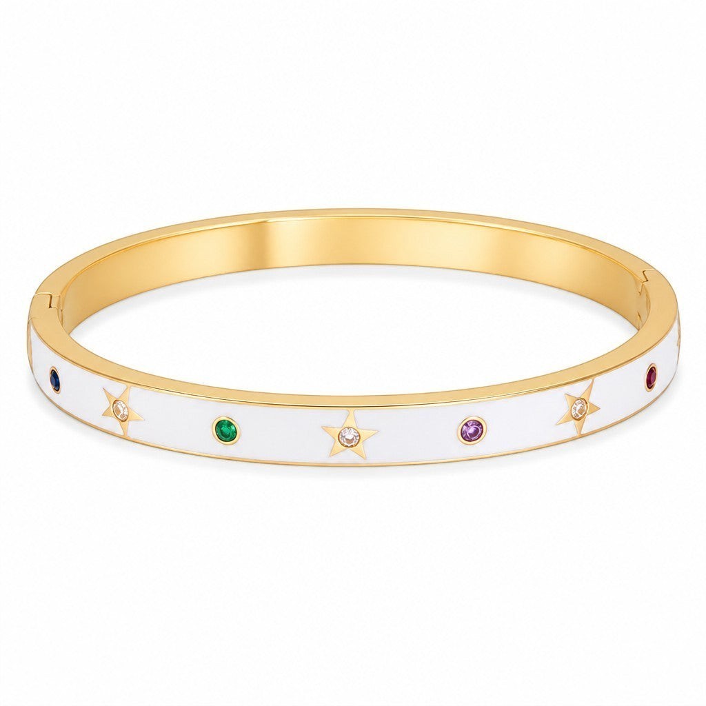 Brazalete Queens Candy Honey Star de acero dorado con esmalte blanco, estrellas y zirconias multicolor.