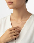 Collar Queens Candy Sugar Bar de plata 925 bañada en oro con barra de zircones brillantes sobre modelo