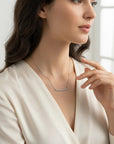 Collar Queens Candy Sugar Bar de plata 925 con baño de platino y barra de zircones brillantes en el cuello de modelo