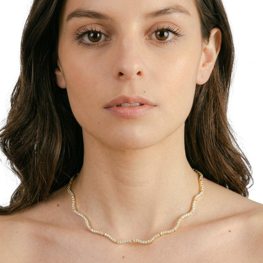 Collar choker Queens Candy Sugar Wave de cobre con baño dorado y ondas de zirconias 5A en el cuello de una modelo