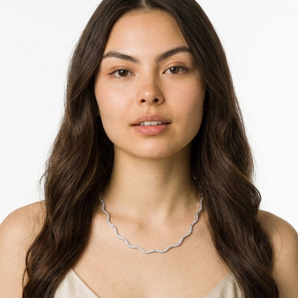 Modelo luciendo el collar choker Sugar Wave de Queens Candy en cobre con baño plateado y ondas de zirconias brillantes