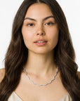 Modelo luciendo el collar choker Sugar Wave de Queens Candy en cobre con baño plateado y ondas de zirconias brillantes