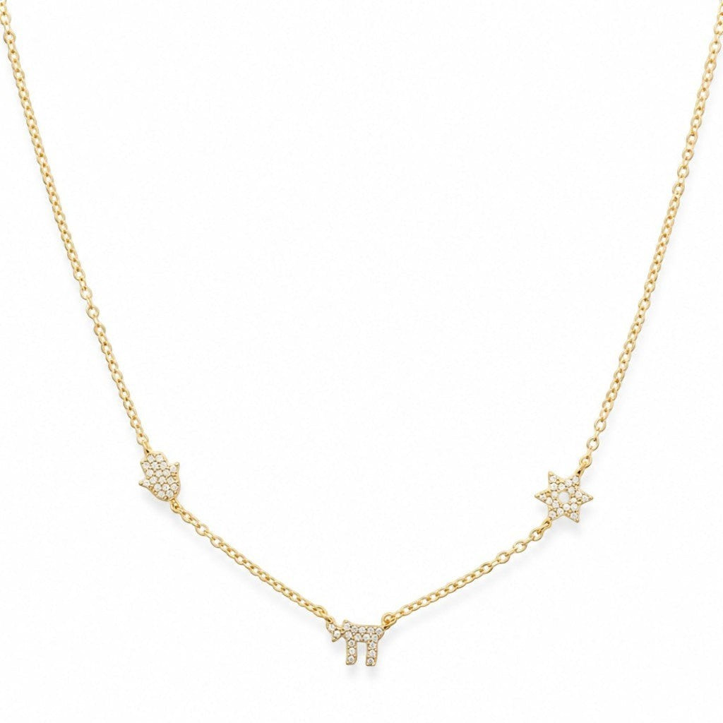 Collar Queens Candy de cobre bañado en oro con dijes de Hamsa, estrella y símbolo Chai decorados con zirconias brillantes