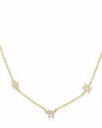 Collar Queens Candy de cobre bañado en oro con dijes de Hamsa, estrella y símbolo Chai decorados con zirconias brillantes
