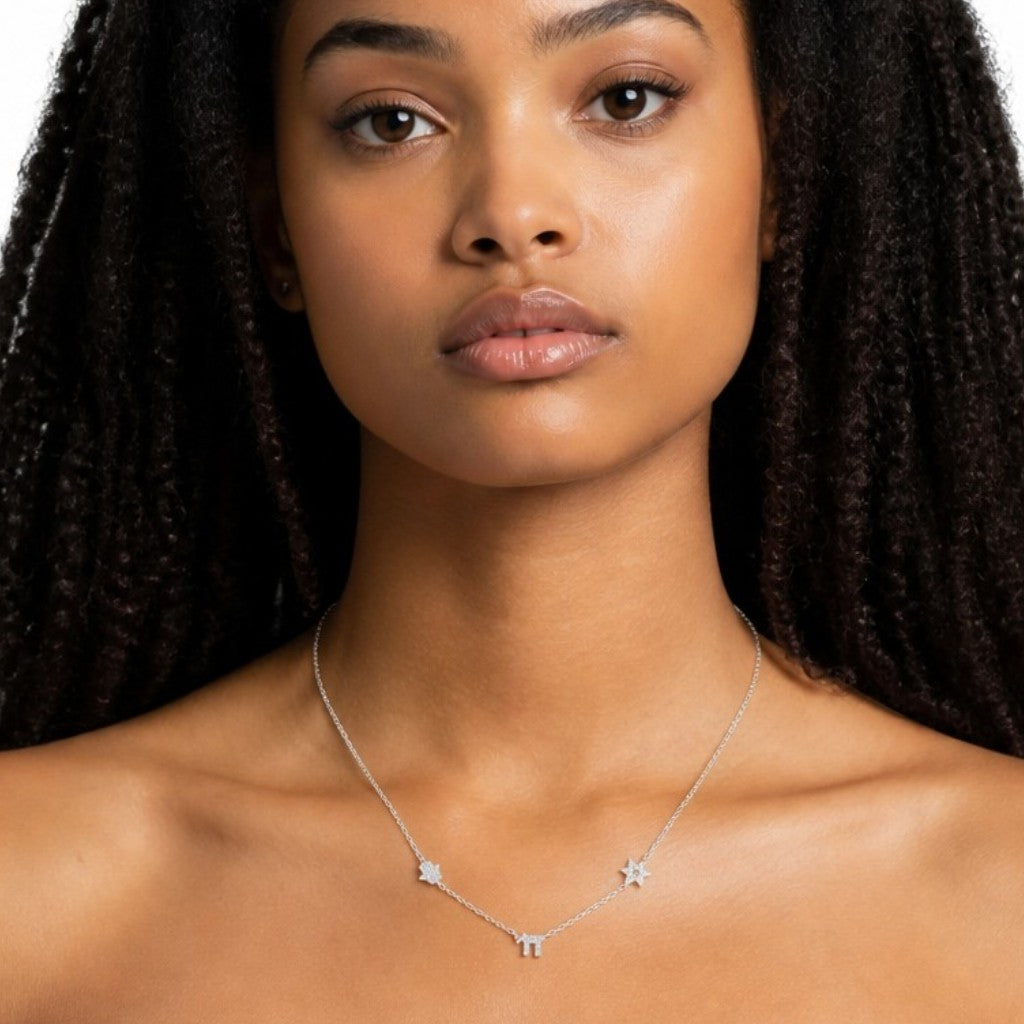 Collar Queens Candy de plata con dije Hamsa y zirconias cúbicas lucido por una modelo