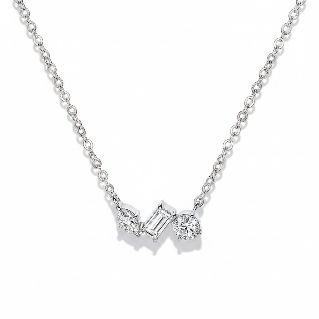 Collar Queens Candy Sweet Trio con tres piedras de moissanita en cortes marquise, esmeralda y redondo en plata