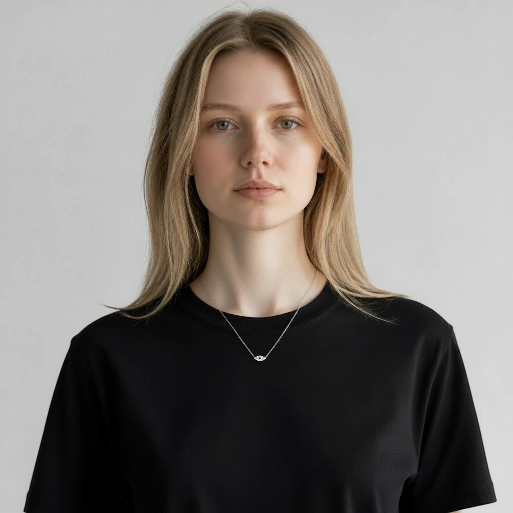 Collar Queens Candy con dije de ojo turco en plata 925 y zirconias brillantes sobre modelo con camiseta negra