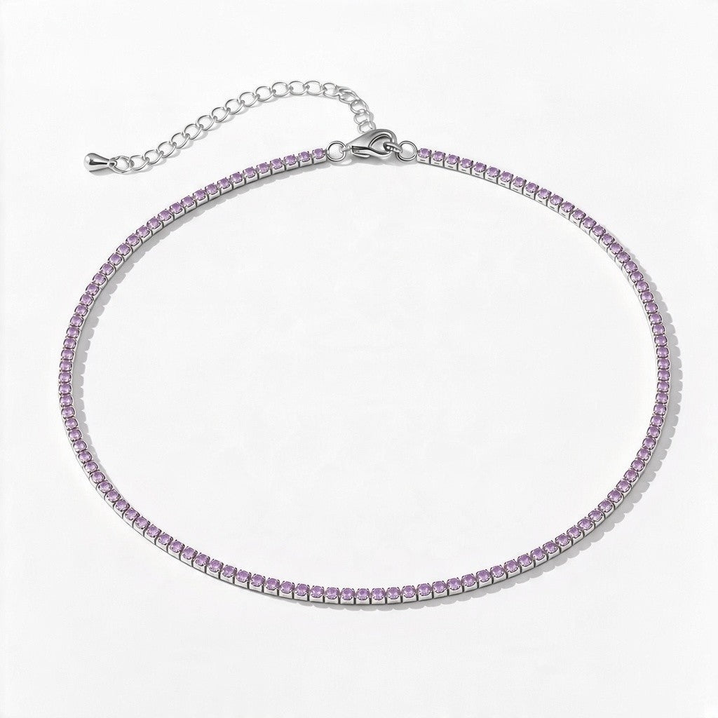 Collar tennis Queens Candy con zirconias cúbicas moradas de corte redondo y baño de oro, diseño elegante y brillante.