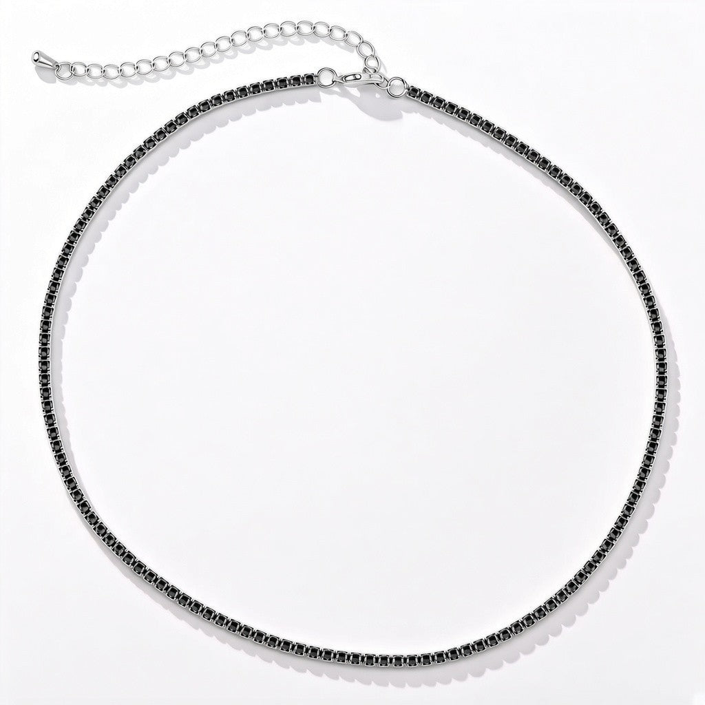Collar tennis Queens Candy con zirconias cúbicas negras de 2mm y acabado plateado sobre fondo blanco