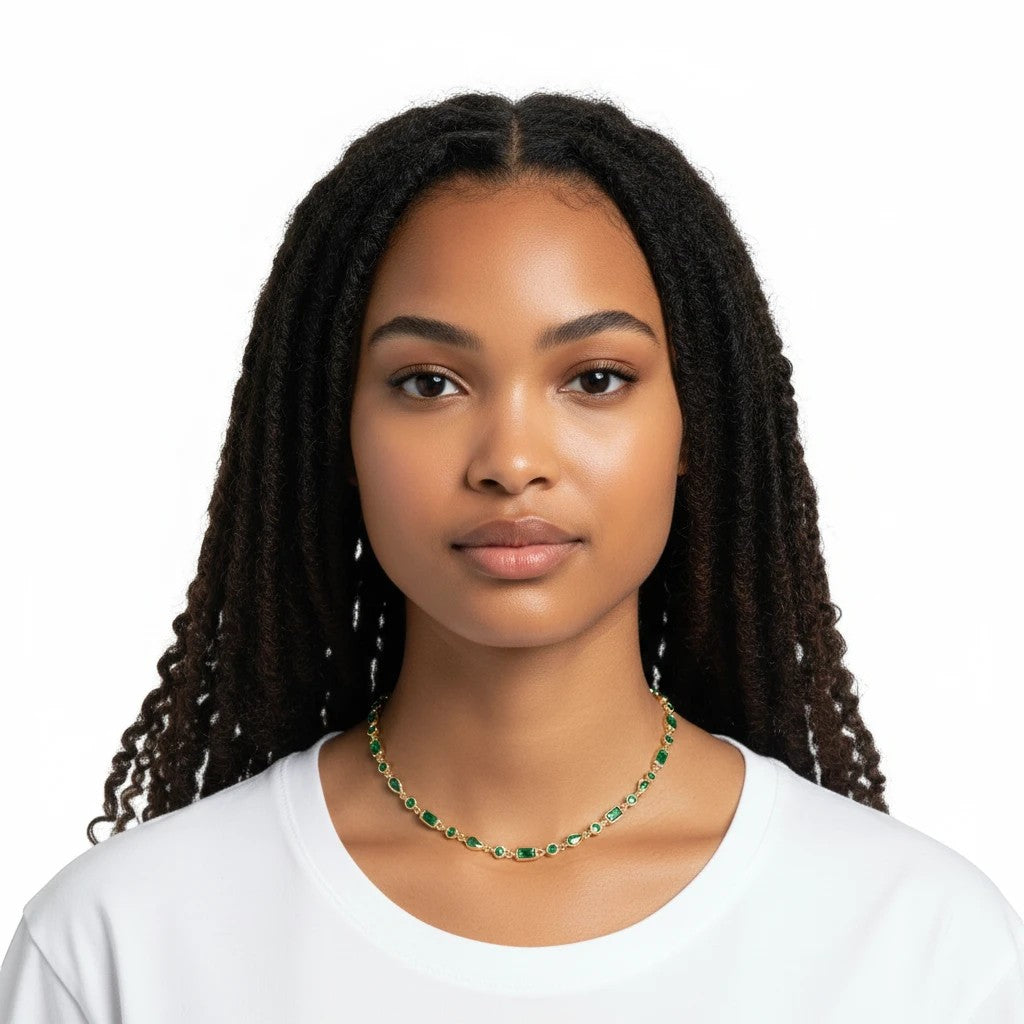 Modelo luciendo collar choker Queens Candy tipo tennis con zirconias verdes y baño dorado de 16 pulgadas