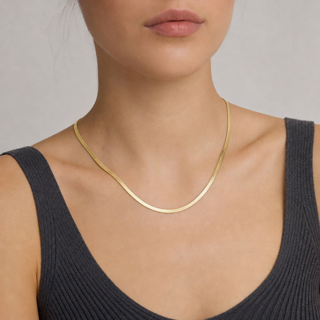 Herringbone Necklace - 925 - dorada puesta en modelo - Queens Candy