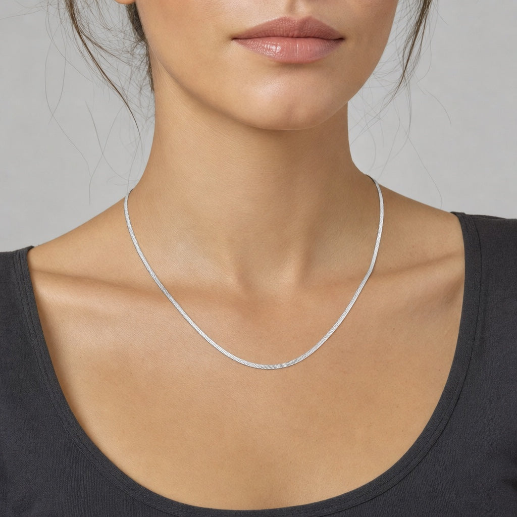 Herringbone Necklace - 925 - plateada puesta en modelo - Queens Candy