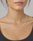 Herringbone Necklace - 925 - plateada puesta en modelo - Queens Candy