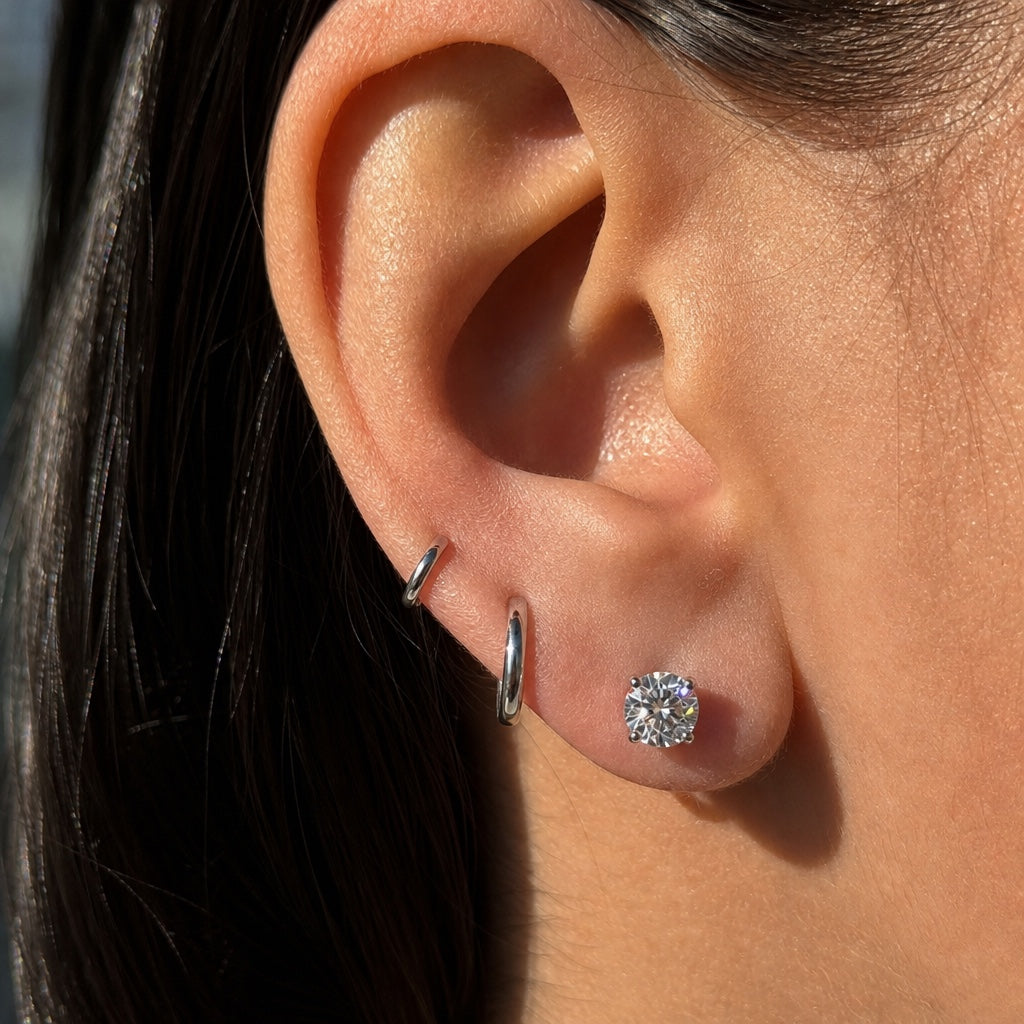 Martini Moissanite Studs - combinados en un ear stack - Queens Candy