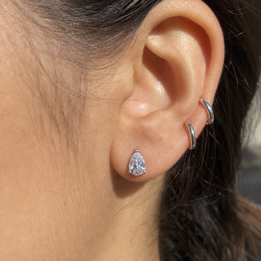 Pear Shape Moissanite Studs - combinados en un ear stack - Queens Candy