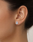 Pear Shape Moissanite Studs - puesto en modelo - Queens Candy