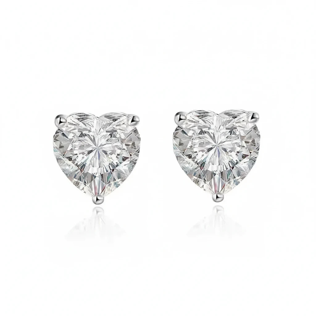 Pendientes de botón Queens Candy con moissanitas en forma de corazón, montadas en plata 925 con baño de platino.