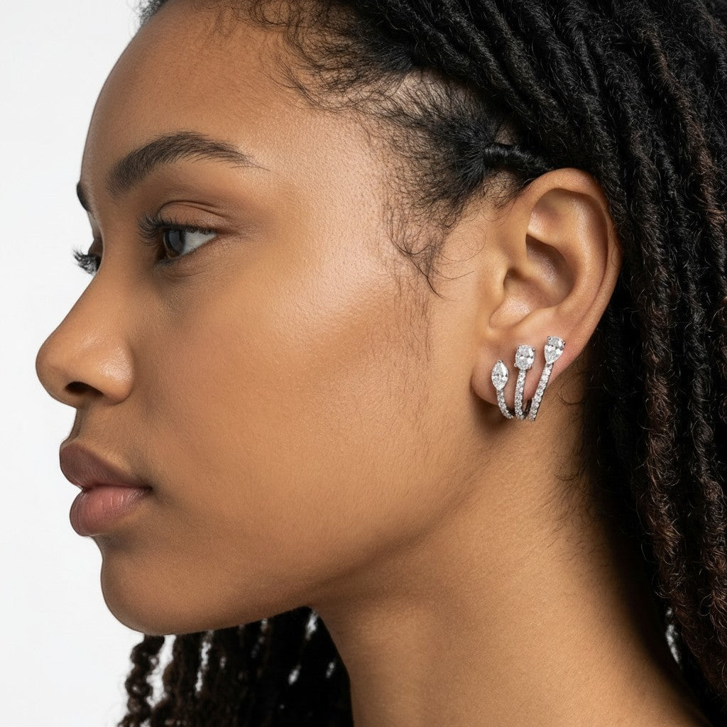 Pendientes Queens Candy Pearl Candy plateados con perla y zirconias en diseño geométrico oval sobre modelo
