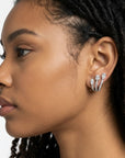 Pendientes Queens Candy Pearl Candy plateados con perla y zirconias en diseño geométrico oval sobre modelo