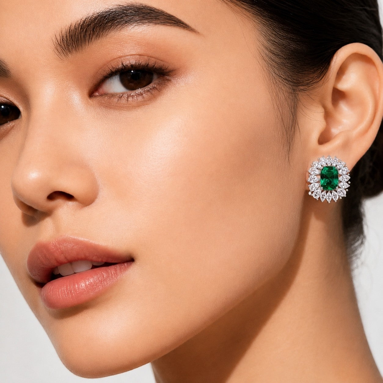 Pendientes tipo stud Queens Candy con zirconia verde central y pétalos de zirconias blancas en cobre bañado en plata