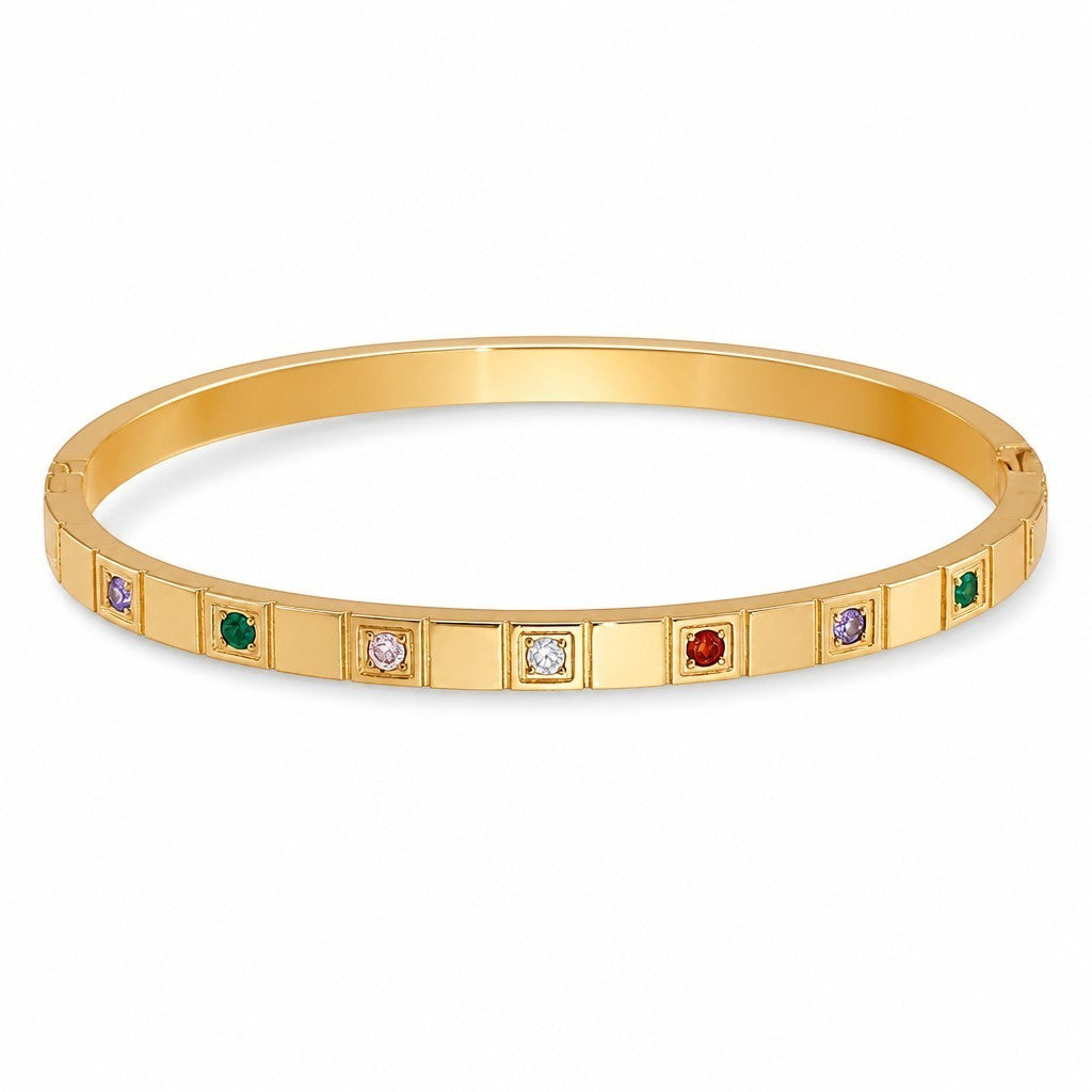 Pulsera cuff Queens Candy dorada de acero inoxidable con zircones multicolor engastados en diseño abierto.