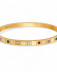 Pulsera cuff Queens Candy dorada de acero inoxidable con zircones multicolor engastados en diseño abierto.
