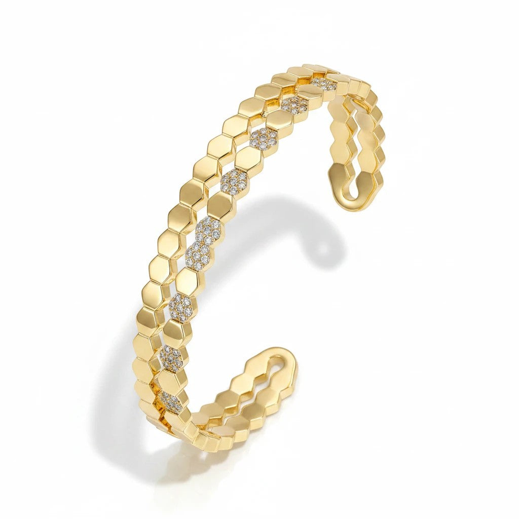 Pulsera cuff abierta Queens Candy con diseño de panal en tono dorado y detalles de zirconias cúbicas brillantes
