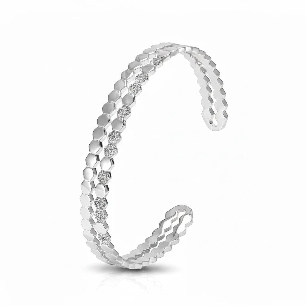 Pulsera cuff abierta Queens Candy de cobre bañado en plata con diseño de panal y detalles de zirconias brillantes