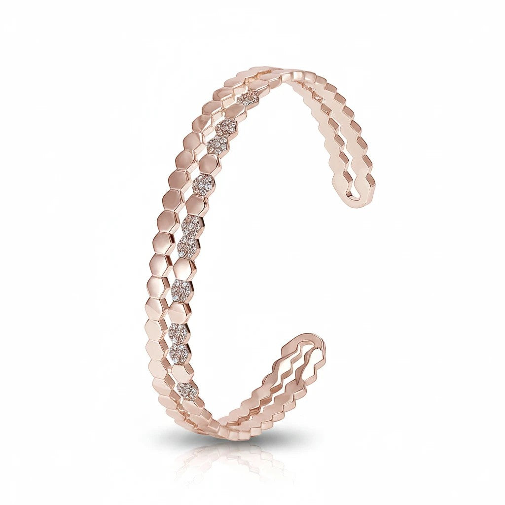 Pulsera cuff abierta Queens Candy en tono rojo con diseño de panal y detalles de zirconias cúbicas brillantes