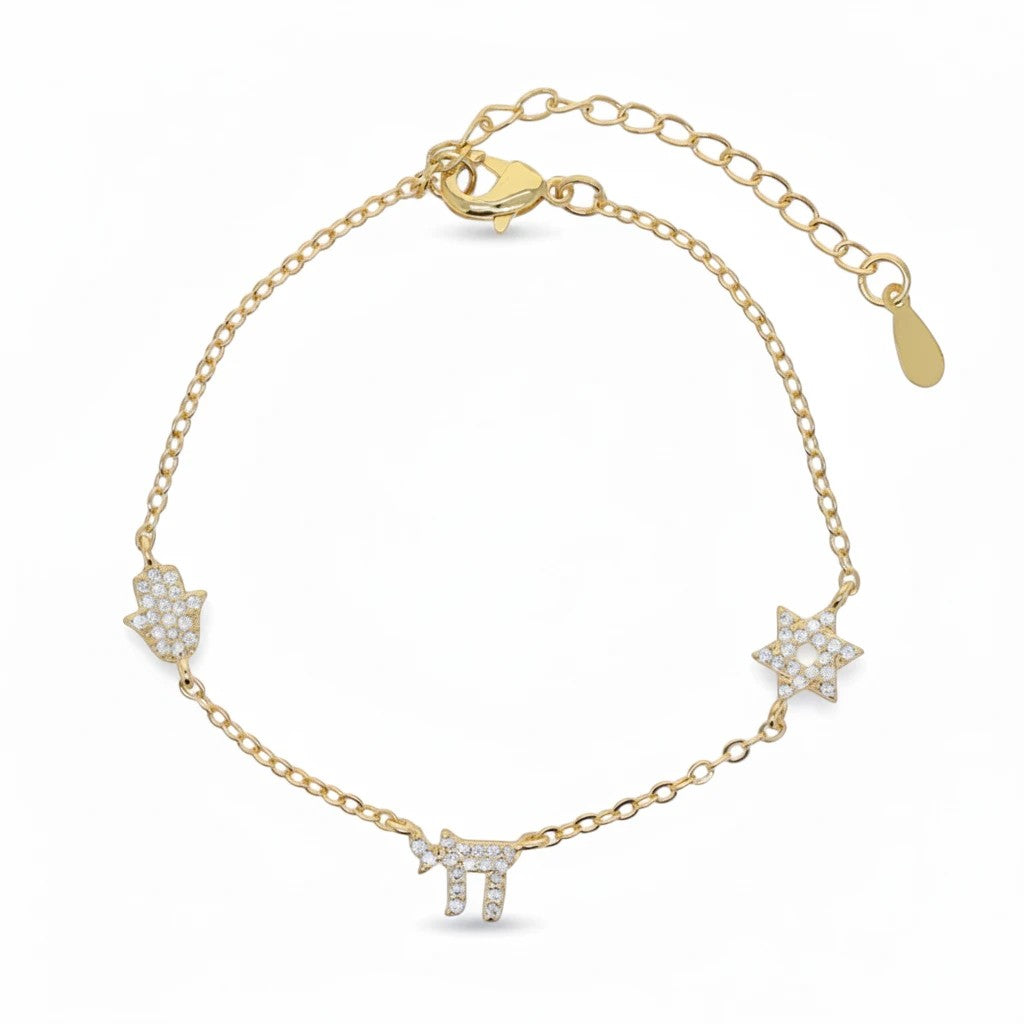 Pulsera Queens Candy de cobre bañado en oro con dijes de hamsa, estrella y símbolo chai decorados con zirconias.