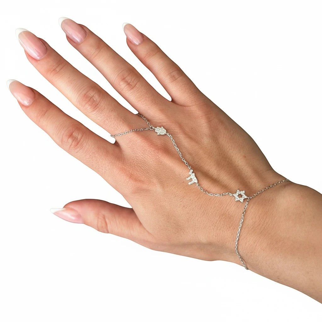 Pulsera hand chain Queens Candy de cobre bañado en platino con dijes de mano de Fátima y zirconias cúbicas brillantes.