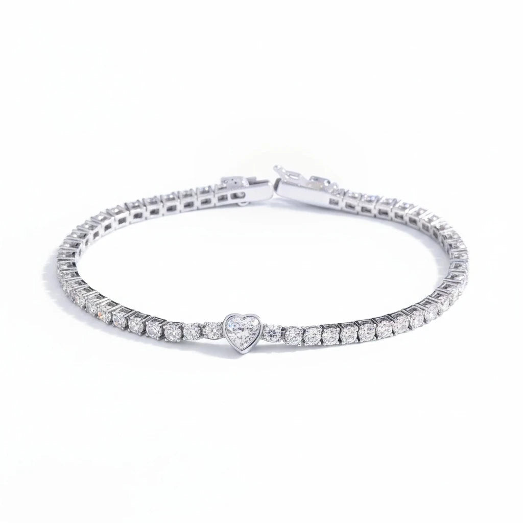 Pulsera tennis Queens Candy de latón plateado con zirconias cúbicas en engaste bezel y detalle de corazón central.