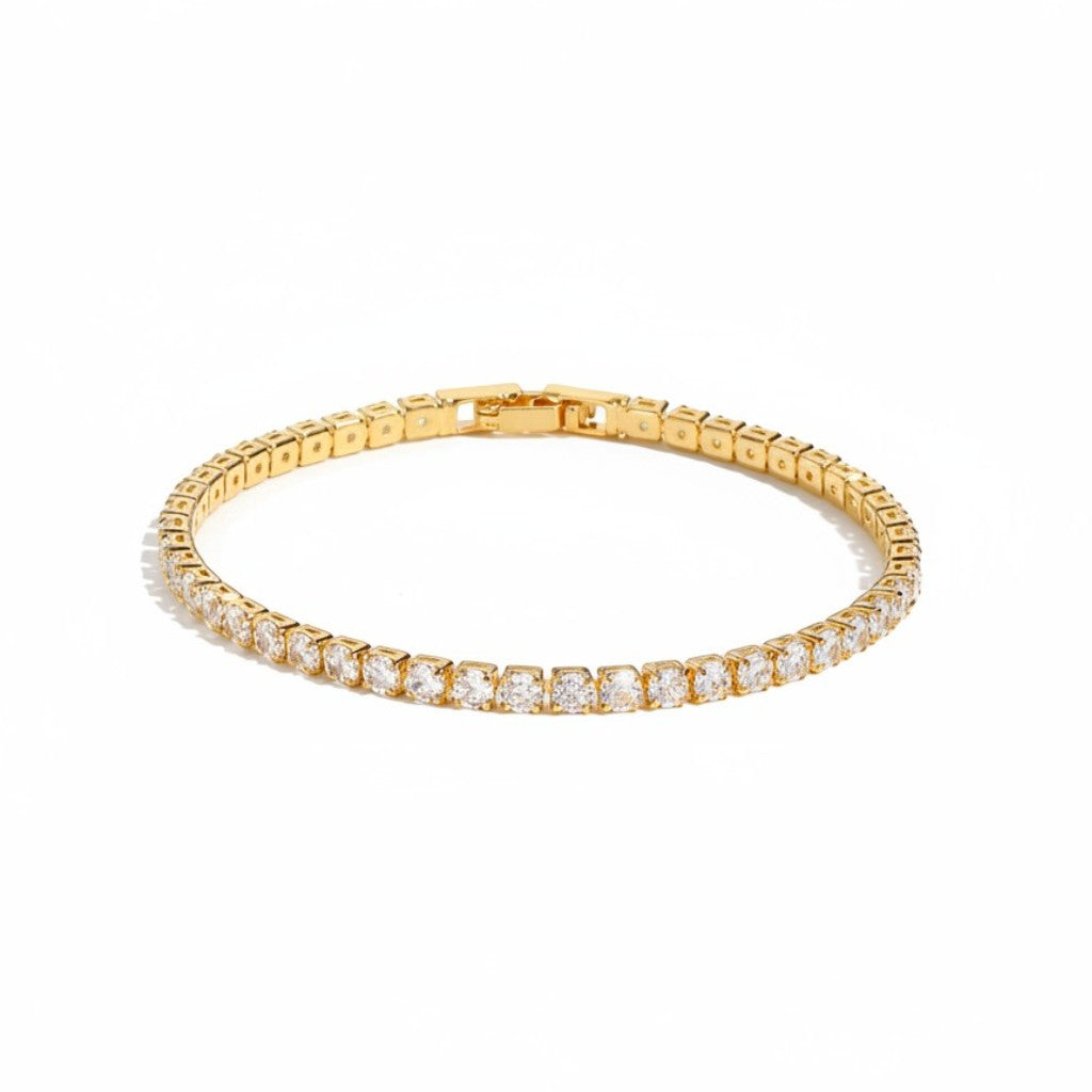 Pulsera tennis Queens Candy dorada con zirconias blancas redondas sobre fondo blanco