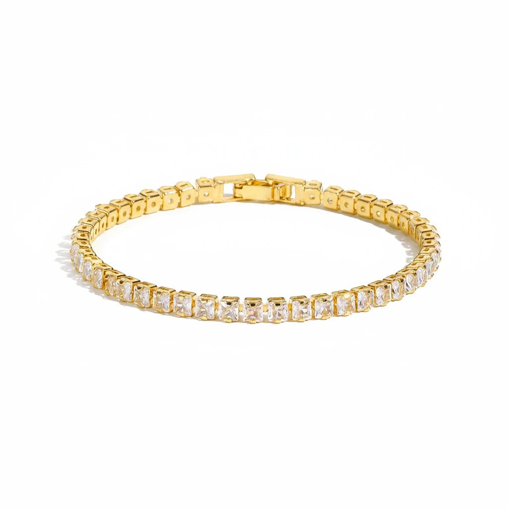 Pulsera tennis Queens Candy de cobre con baño dorado y zirconias blancas cuadradas de 3x3mm, diseño ajustable.
