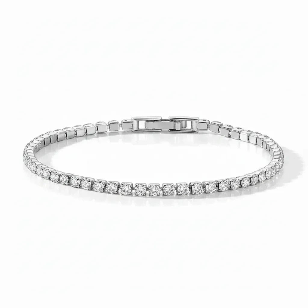 Pulsera tennis Queens Candy en cobre con baño platinum y zirconias cúbicas brillantes de 2.5mm con cierre elegante.