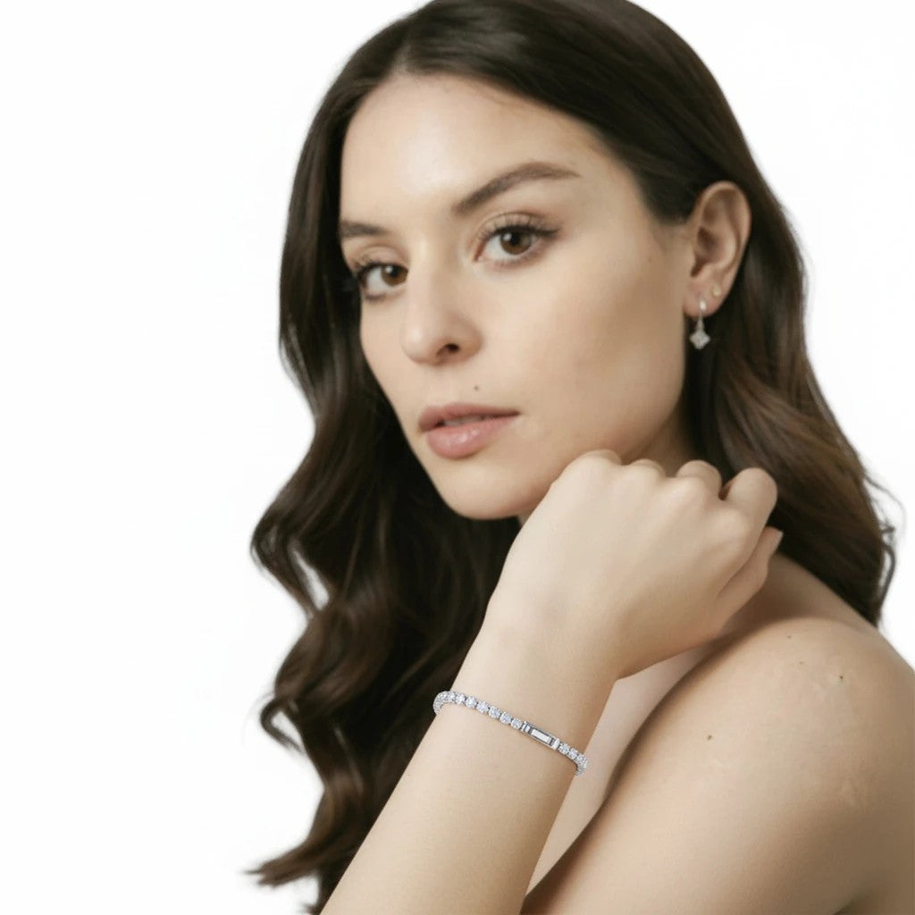 Pulsera tennis Queens Candy de cobre con baño platinum y zirconias cúbicas de 2.5mm en la muñeca de una modelo