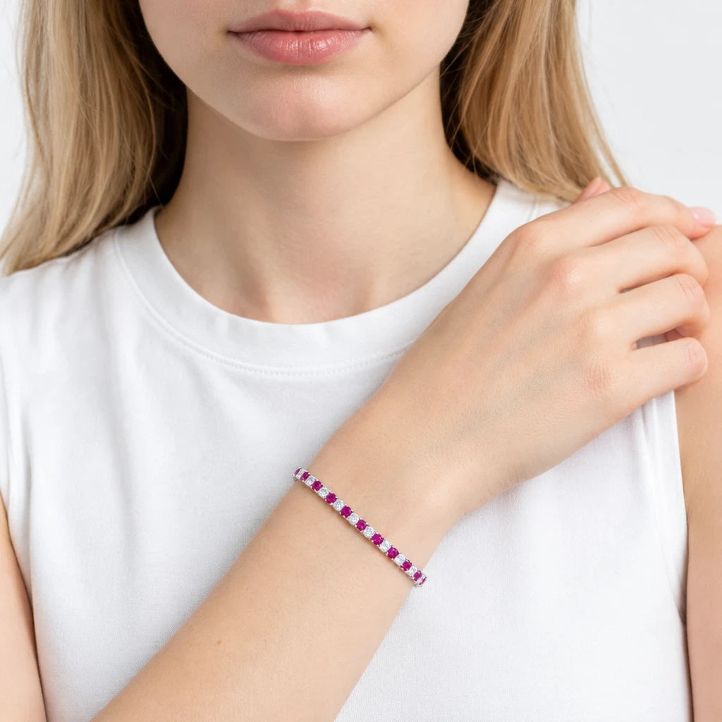 Pulsera tennis Queens Candy con zirconias rojas y blancas alternadas en baño plateado sobre muñeca femenina