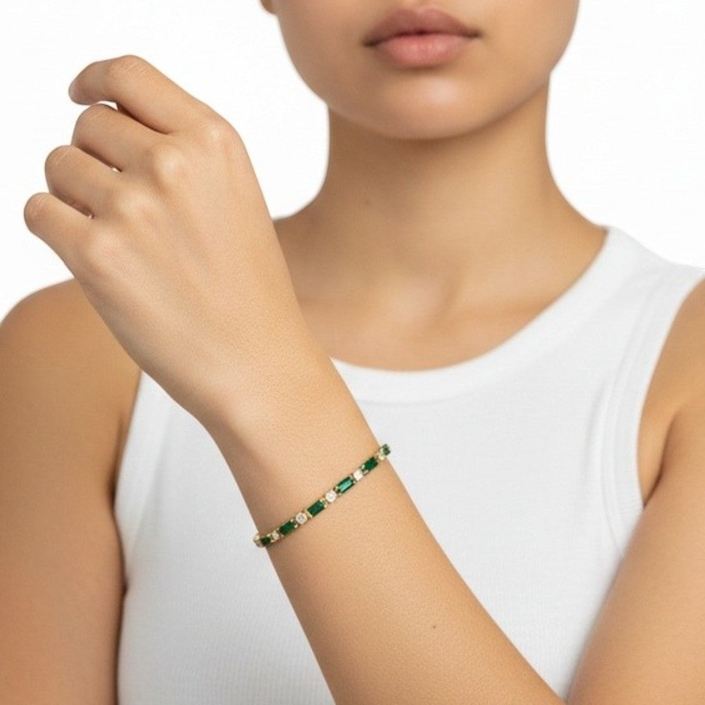 Pulsera tennis Queens Candy ajustable con zirconias rectangulares verde esmeralda y blancas en baño de oro