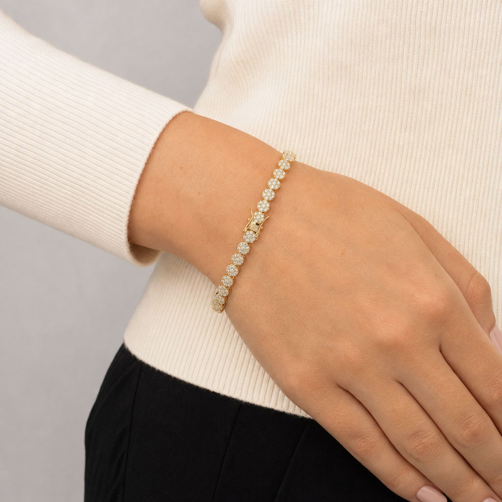 Sugared Cluster Tennis Bracelet - Gold puesto en modelo - Queens Candy